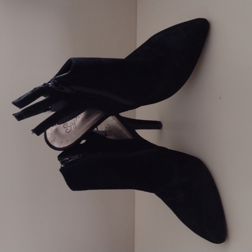 A cute pair of Seychelles booties , leather upper, great condition, 3 inch heal